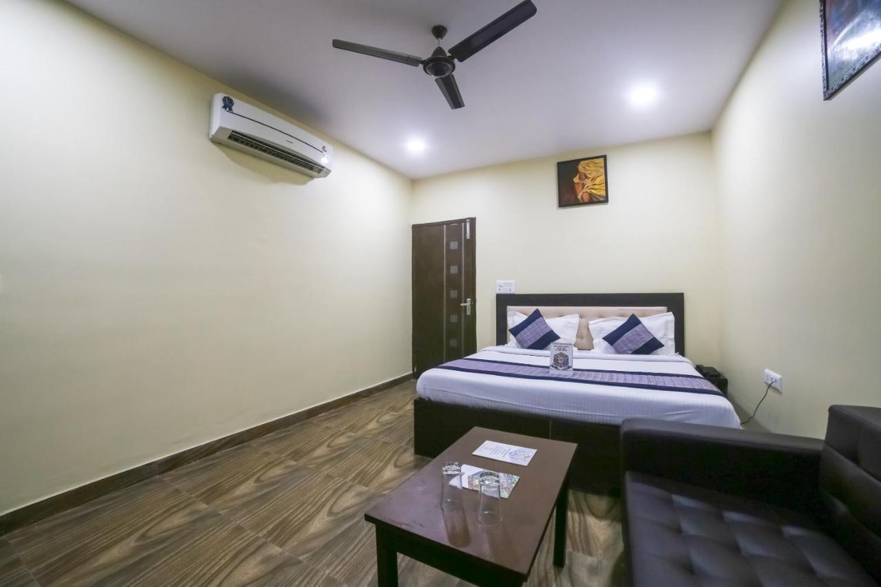 Oyo 19481 Jp Villa New Delhi Exteriör bild